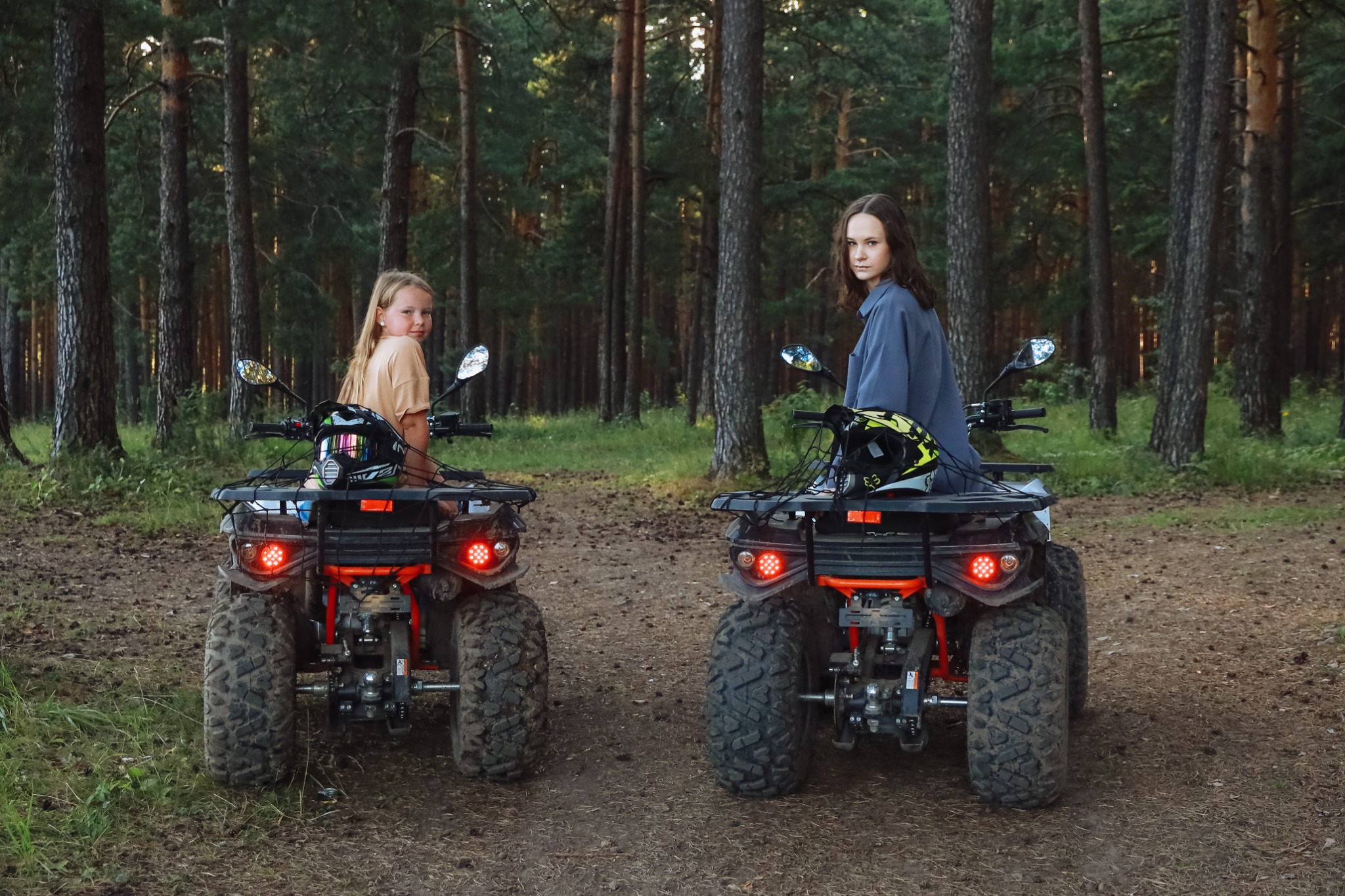 Квадроциклы на маршруте среди леса