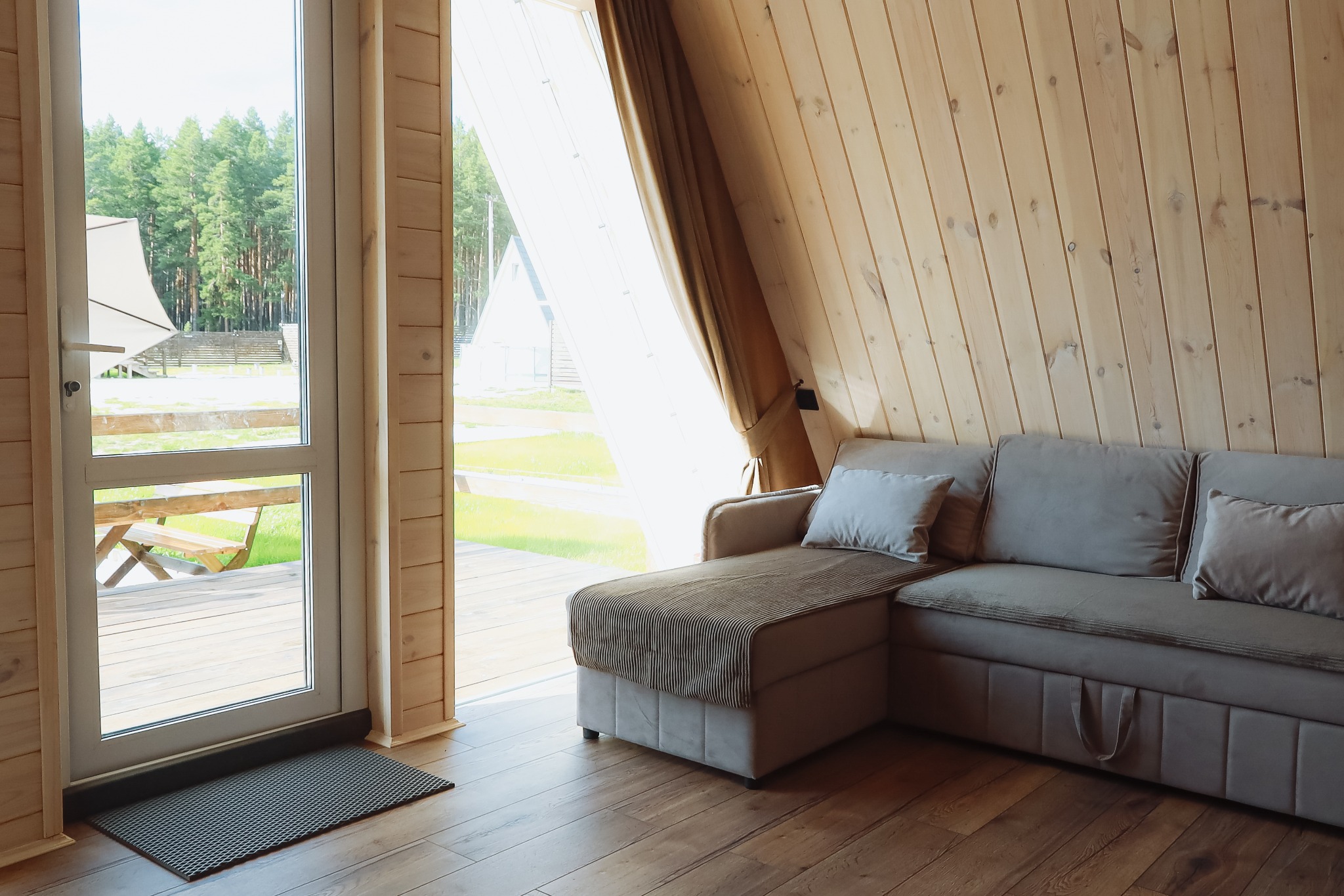 Интерьер гостиной с панорамным окном