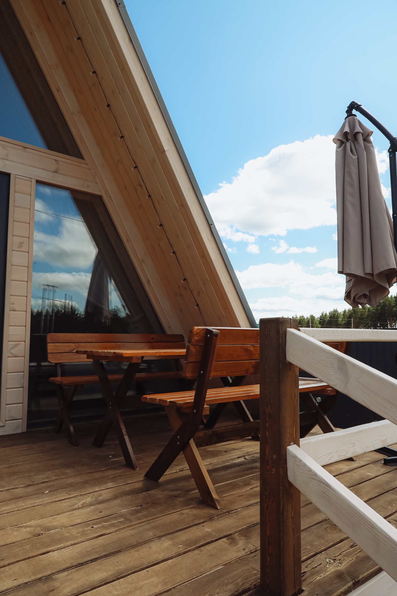 Завтрак на террасе домика